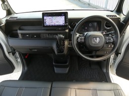 ◆視界広々で非常に運転しやすくロングドライブでも疲れを感じさせないすっきりとまとまったインパネ周りです。