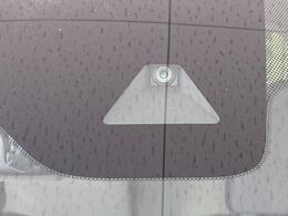 【エマージェンシーブレーキ】走行中に前方の車両等を認識し、衝突しそうな時は警報とブレーキで衝突回避と被害軽減をアシスト。より安全にドライブをお楽しみいただけます。