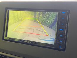 【バックカメラ】駐車時に後方がリアルタイム映像で確認できます。大型商業施設や立体駐車場での駐車時や、夜間のバック時に大活躍！運転スキルに関わらず、今や必須となった装備のひとつです！