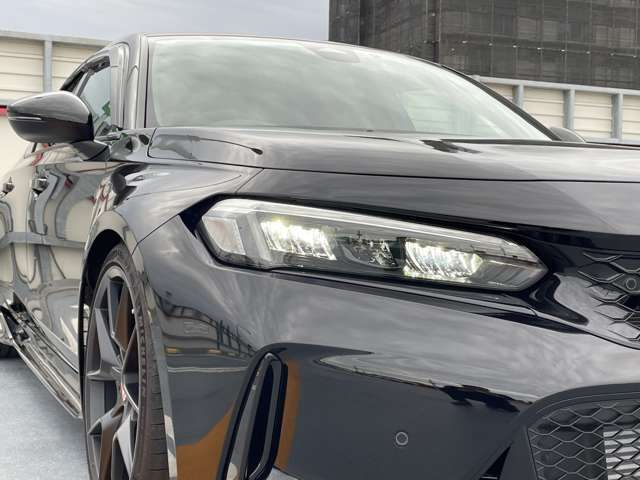 LEDヘッドライトを装備しています♪悪天候や夜間走行時も良好な視界を確保し安心して運転できる高輝度LEDヘッドライトを装備！点灯速度が早く、消費電力も抑えられています。