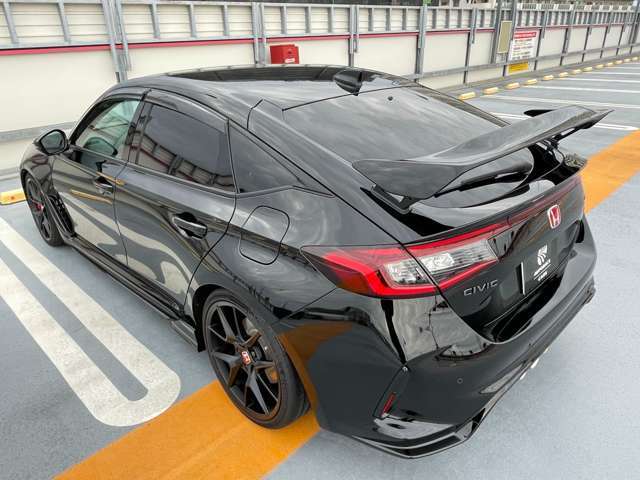 中古車・届出済未使用車を常時展示しております。お客様用大駐車場と店内にはキッズスペースもありますので、ご家族お揃いでのご来店をお待ちしております。