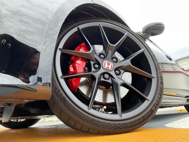 純正19インチリバースリムアルミホイール装着！！タイヤサイズは265/30-19となっております！！