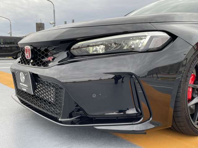 車両前方のフロントセンサーと車両後方のリアセンサーが障害物を検知し、障害物と車両の距離をブザーとマルチインフォメーションディスプレイ等に知らせてくれます。