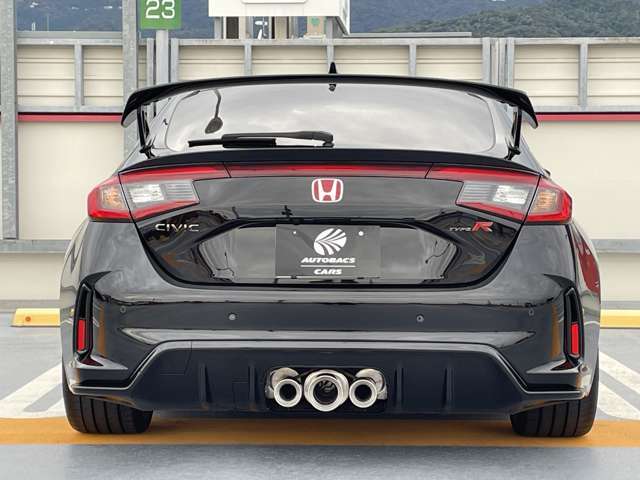 マフラーは堂々の中央三本出しマフラー！！