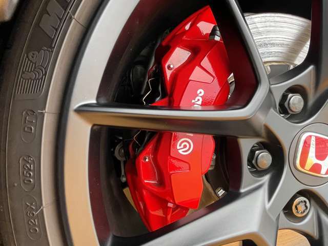 ブレンボ製のブレーキシステムを装備しています。