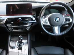 ◆インスツルメントパネルやインテリアトリムなどは、調和しなが洗練された室内を作り上げ、スイッチ類によって、優れた操作性をも実現。ドライバーの視線や動線を考え、人間工学に基づきデザインされています◆