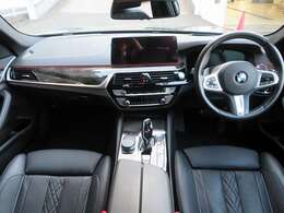 ◆インスツルメントパネルやインテリアトリムなどは、調和しなが洗練された室内を作り上げ、スイッチ類によって、優れた操作性をも実現。ドライバーの視線や動線を考え、人間工学に基づきデザインされています◆