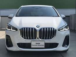 【BMWの伝統】BMWの特徴的な“キドニーグリル”は、80年以上続く伝統の形でございます。変わらないこだわりのデザインが、プレミアムブランド“BMW”を創り出します。
