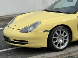 オプションカラーのパステルイエローは空冷時代のポルシェ911を彷彿とさせる。996世代にもこのカラーはとても似合います。ノスタルジックな雰囲気を纏った特別な1台。