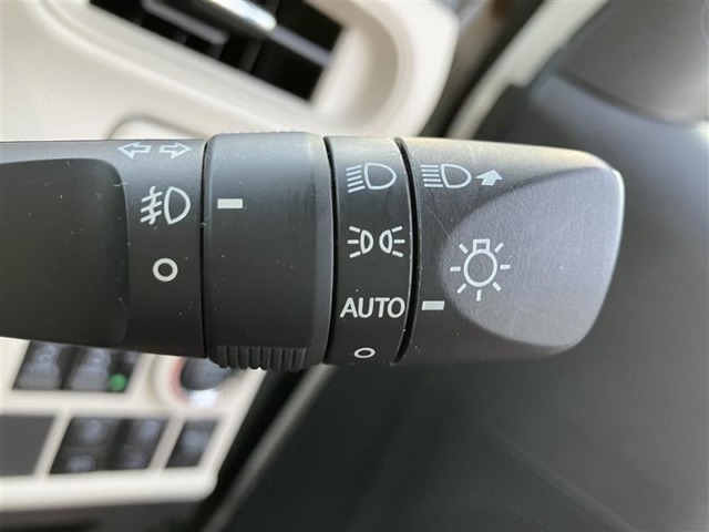 【オートライト】装備。ヘッドライト自動点灯・消灯システム/ランプオートカットシステムです。オートに設定すれば外が暗くなれば点灯、明るくなれば消灯を自動でしてくれます。