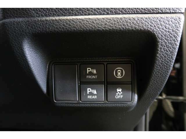 パーキングセンサーや横滑りを防ぐVSA等のスイッチ類は運転席の右側、手の届きやすい位置にあります。