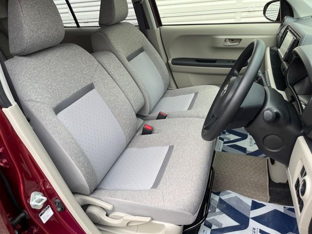 運転席シート廻りは使用感も少なく、良好な状態となっています。前オーナー様が丁寧に使っていたことがよくわかりますね。