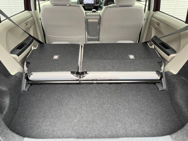 普段のお買い物や通勤、送迎等に十分な荷室スペースを確保しております。セカンドシートを倒すと、大きな荷物の積載も可能です♪