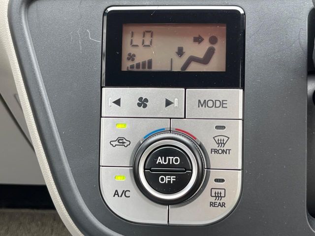 【オートエアコン】一度お好みの温度に設定すれば、車内の温度を検知し風量や温度を自動で調整。暑い…寒い…と何度もスイッチ操作をする必要はありません。快適な車内空間には必須の機能ですね♪