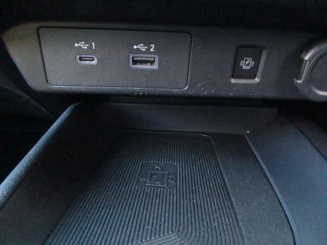 USBソケットは運転席横にあります♪♪ワイヤレス充電器付いてます♪♪対応スマホは置いておくだけで充電します♪♪