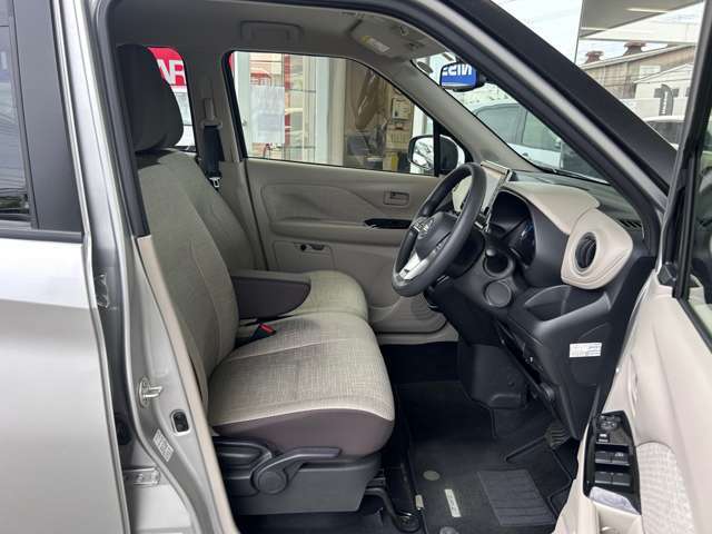 「シート高調整＆チルトステアリング」で小柄な方も運転しやすいポジションに調整できます。