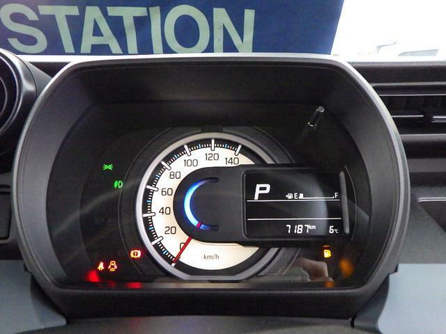 メーターパネルには、アイドリングストップ節約燃料/アイドリングストップ時間/エコスコア/瞬間燃費/平均燃費/航続可能距離/外気温計/シフトインジケーター/オドメーター/トリップメーターなど表示します。