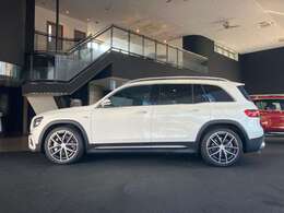 こちらの車両は「メルセデス・ベンツあざみ野」にて展示中でございます。営業時間は10：00～18：00、年末年始・毎週水曜日が定休日となります。お問合せはフリーダイヤルもしくは045-904-1484までご連絡ください。