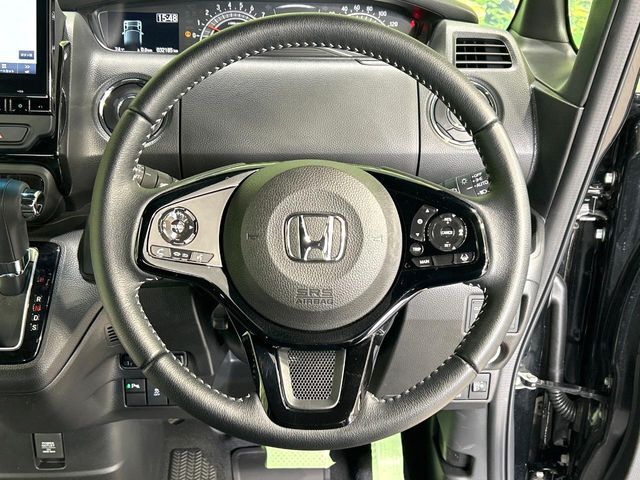 【純正革巻きステアリング】上質な革を使用することで、手にしっかり馴染みとても運転しやすいハンドルです♪