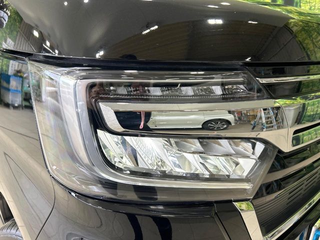 【LEDヘッドライト】悪天候や夜間走行時も良好な視界を確保し安心して運転できる高輝度LEDヘッドライトを装備！点灯速度が早く、消費電力も抑えられています。