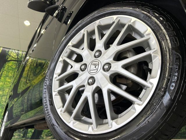【純正15インチアルミホイール】外観にマッチした純正アルミホイールを装着しております。各種社外アルミホイールや、スタッドレスタイヤも取扱いしております。是非ご相談ください♪