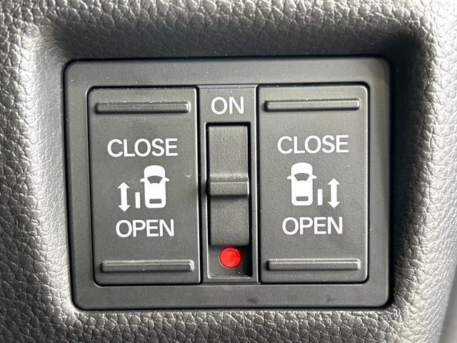 【両側パワースライドドア】スマートキーや運転席のスイッチで後席両側スライドドアの開閉が可能♪電動だから力を入れてドアを開ける必要が無く、小さなお子様でも簡単に開け閉めでき快適です♪