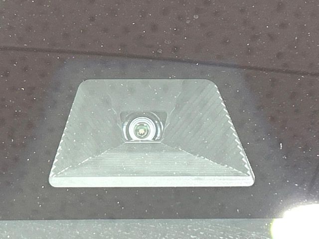 【ホンダセンシング】走行中に前方の車両等を認識し、衝突しそうな時は警報とブレーキで衝突回避と被害軽減をアシスト。より安全にドライブをお楽しみいただけます。