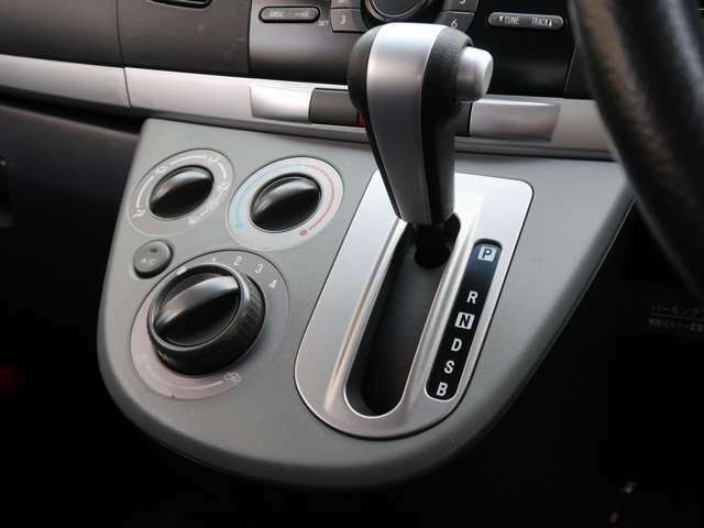 エアコン操作は大型のダイヤル式のため、運転中も視線をそらさず指先の直感で操作が出来ますね。