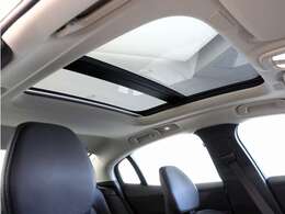 屋根一面まるごととも言える特大サイズのチルトアップ機構付電動パノラマ・ガラス・サンルーフ。晴天時はもちろん、雨天・曇天時にもシェードを開けることで常に開放的な車内空間を実現させてくれます。