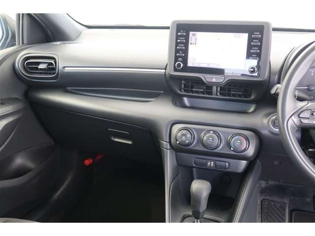 【まるまるクリーニング】内装工程では、中古車を気持ちよくお乗りいただけるよう清掃しております。シートの洗浄はもちろん、ニオイの元となるフロアカーペットまで洗浄・消臭を実施。