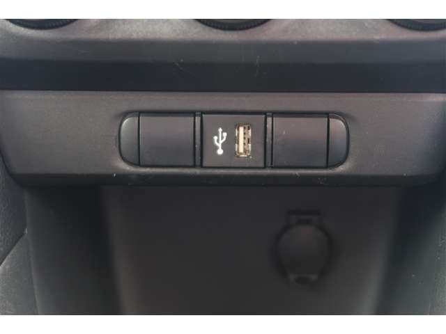 【ディスプレイオーディオ用USB端子】ここにUSBケーブルでスマホをクルマとつなぐだけで、おなじみのアプリをディスプレイオーディオ上で気軽に使えるようになりますよ♪