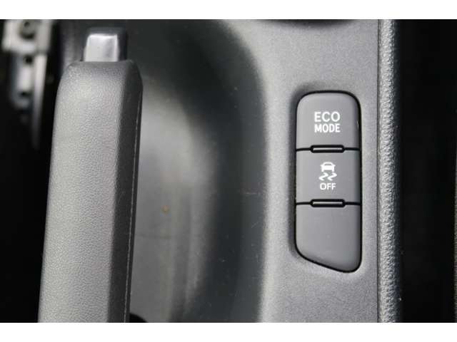 【TRC-OFFスイッチ】ぬかるみや砂地・雪道などでタイヤが空転したり埋まりこんで動けなくなったときに一時的にTRCをOFFにすると脱出しやすくなりますよ