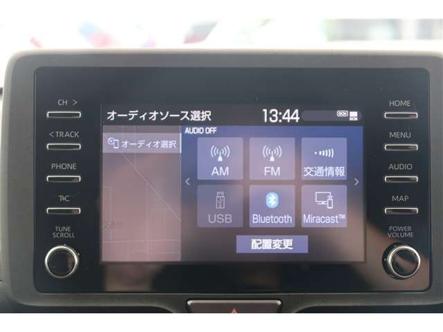 【ディスプレイオーディオ】スマホをクルマとつなぐだけで、おなじみのアプリをディスプレイオーディオ上で気軽に使えるようになります。ハンズフリー通話や各種機能を音声操作できるので、運転中でも安心♪