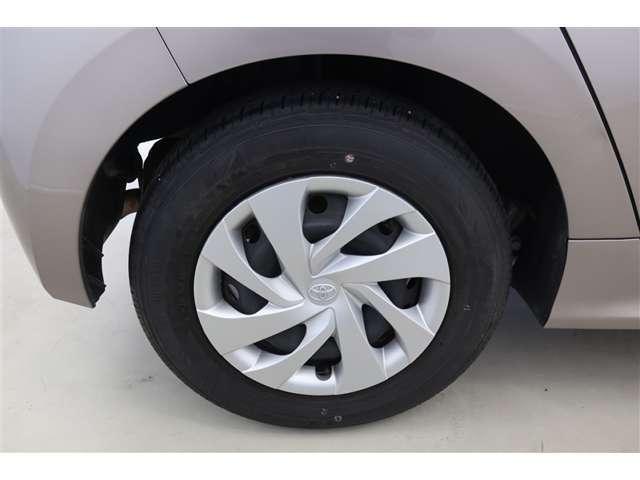 【ホイールキャップ】鉄ホイールに樹脂製のキャップが付いています。