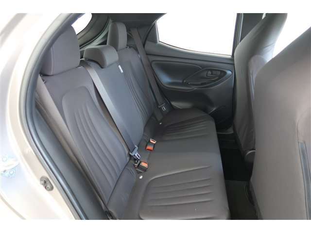 【後部座席】乗り心地良好です♪もちろんクリーニング済みですので清潔感があり気持ち良く乗っていただけます。