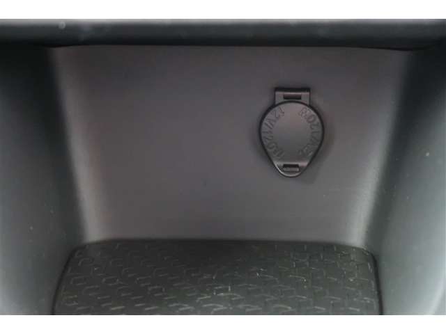 【アクセサリーソケット】12Vのカー用品等の電源供給が可能です。