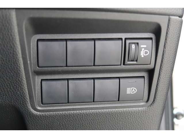 【トヨタセーフティーセンス】事故安全防止のためのドライバーサポート機能です。自動被害軽減ブレーキ、車線逸脱防止装置、自動ハイビームなどが付いています。今の時代にはぜひ欲しい装備ですよね♪