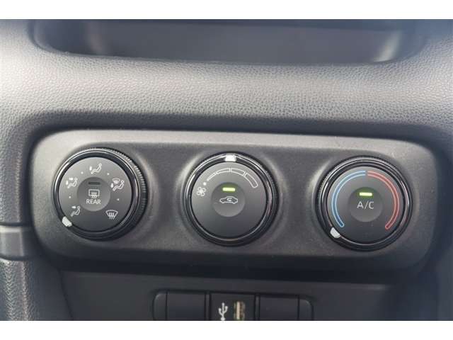 【マニュアルエアコン】温度・風量・吹き出し口などレバーやダイヤルにてお好みに調整します。