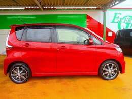 エマージェンシーブレーキ搭載車です！衝突危険性が高まったときに、メーター内の接近警報表示が緊急警報表示になり、ブザー音とともに衝突の直前に自動的にブレーキが作動します。