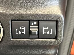 【両側パワースライドドア】スマートキーや運転席のスイッチで後席両側スライドドアの開閉が可能♪電動だから力を入れてドアを開ける必要が無く、小さなお子様でも簡単に開け閉めでき快適です♪