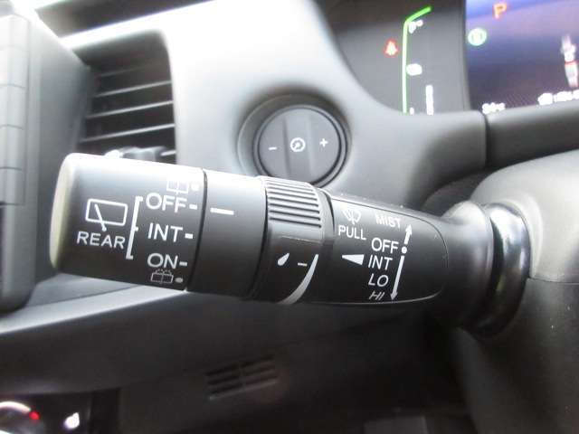ご納車後も安心なプレミアム保証をご提案いたします。ナビや電装品、エアコンなども含めた600項目の充実した保証内容と安心のロードサービス付帯でサポートいたします。詳細はお尋ねください。