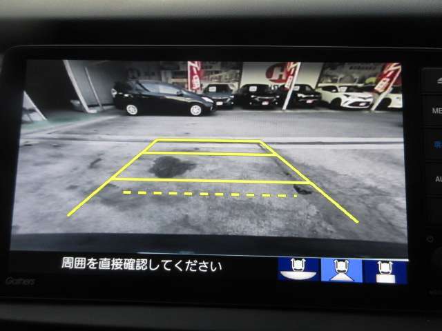 バックが苦手な方は必見！ライン表示付きのバックモニターが障害物を映し出してくれます！