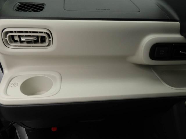 助手席にも保温機能付きドリンクあります。