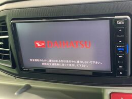 【純正ナビ】人気の純正ナビを装備しております。ナビの使いやすさはもちろん、オーディオ機能も充実！キャンプや旅行はもちろん、通勤や買い物など普段のドライブも楽しくなるはず♪
