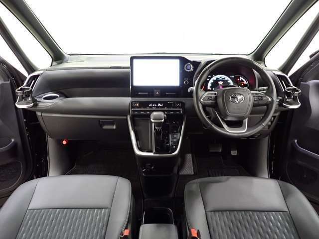 ドライバーの心を昂らせる刺激と満足感が漂う、重厚なコックピット。