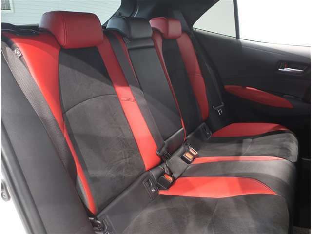 後席のシートやドアパネル周りにも赤のが配色され、細部までこだわりぬかれているのが分かりますね(^^)