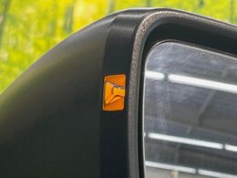 【リヤビークルディティクション】走行中、ドアミラーの死角になりやすい箇所に後続車が接近するとサイドミラー付近に警告を表示、ドライバーに注意喚起と、万一の際はハンドル操作をアシストをします。