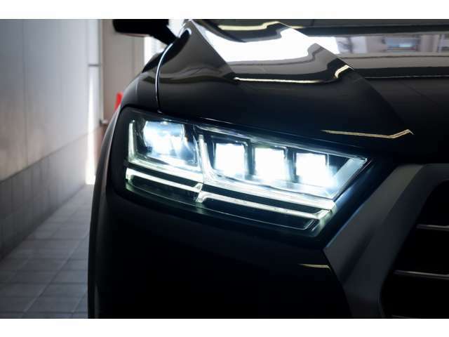 マトリクスLEDヘッドライトは対向車や前方の車両を直接照らすことを避け、必要に応じて周囲の人や車をピンポイントで照射します。
