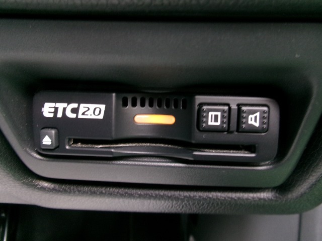 ナビゲーション連動ETC2.0車載器です。料金所のETCレーンへの誘導やナビ画面での利用履歴・料金確認などが可能です。納車前にはセットアップ完了！カードを差し込むだけで、ごり利用いただけます。