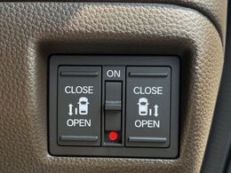 【両側パワースライドドア】スマートキーや運転席のスイッチで後席両側スライドドアの開閉が可能♪電動だから力を入れてドアを開ける必要が無く、小さなお子様でも簡単に開け閉めでき快適です♪